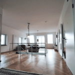 Wohnzimmer mit tiefen Lampen